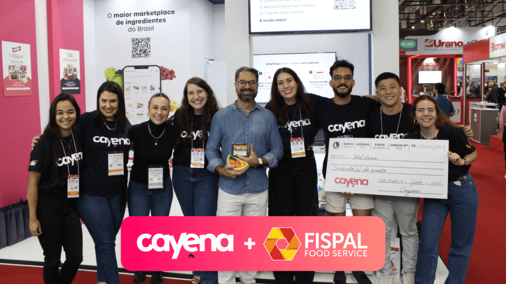 Time de colaboradores da Cayena em frente ao estande com o sorteado do sorteio da Fispal