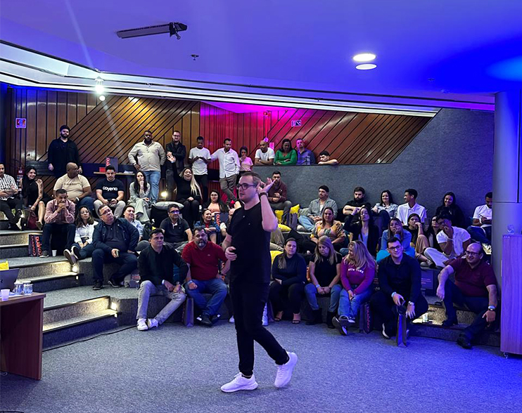 Junior Smarzaro palestrando no Conexão Cayena 